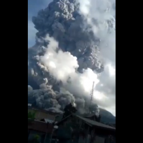 Impactante erupción del volcán Sinabung en Indonesia