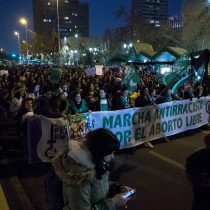 Mujeres marchan masivamente en Chile bajo la consigna «el aborto libre será antirracista»