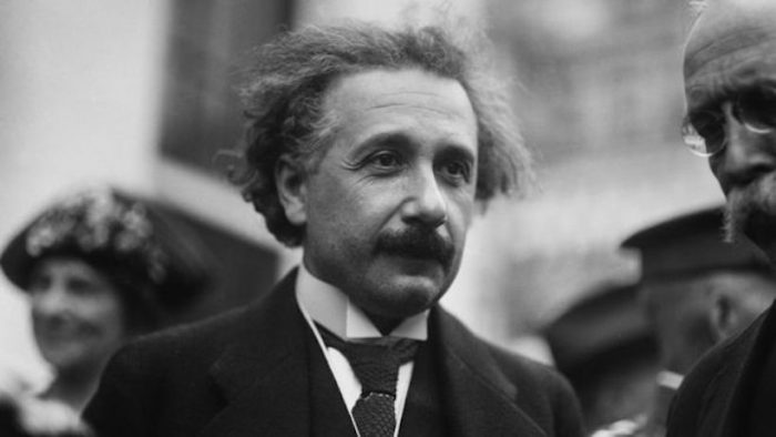 La carta que Einstein recibió de Schwarzschild desde el frente de batalla de la Primera Guerra Mundial y ayudó a descubrir los agujeros negros