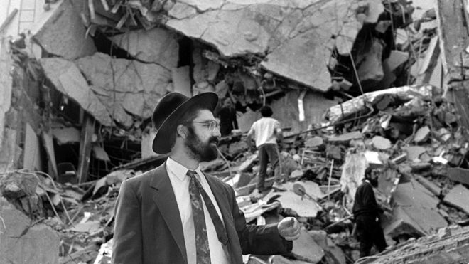 25 años del caso AMIA: por qué ni un solo sospechoso ha sido arrestado o juzgado por el peor atentado en la historia de Argentina (y por qué dos presidentes han sido acusados de encubrirlo) 25 años del caso AMIA: por qué ni un solo sospechoso ha sido arrestado o juzgado por el peor atentado en la historia de Argentina (y por qué dos presidentes han sido acusados de encubrirlo)