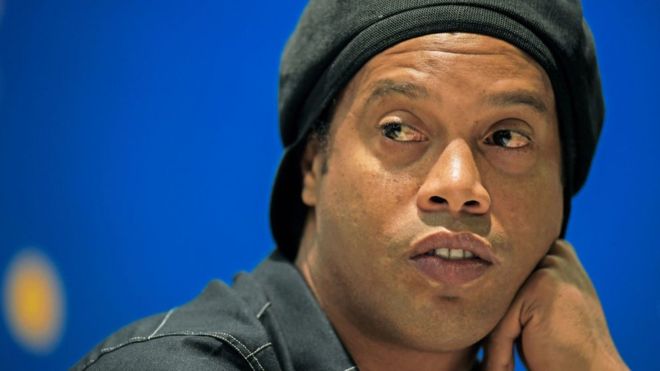 Embargan 57 propiedades y le retienen los pasaportes a Ronaldinho por impago de multas millonarias Embargan 57 propiedades y le retienen los pasaportes a Ronaldinho por impago de multas millonarias