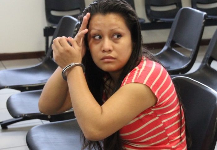 La condena de abortar en El Salvador: joven de 21 años enfrentará nuevo juicio tras ser acusada de homicidio