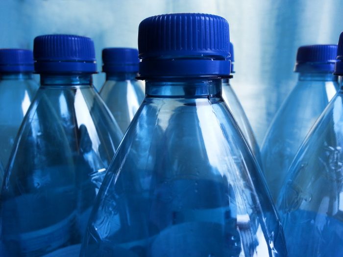Portugal recompensará con descuentos en el comercio a quienes devuelvan botellas de plástico Portugal recompensará con descuentos en el comercio a quienes devuelvan botellas de plástico