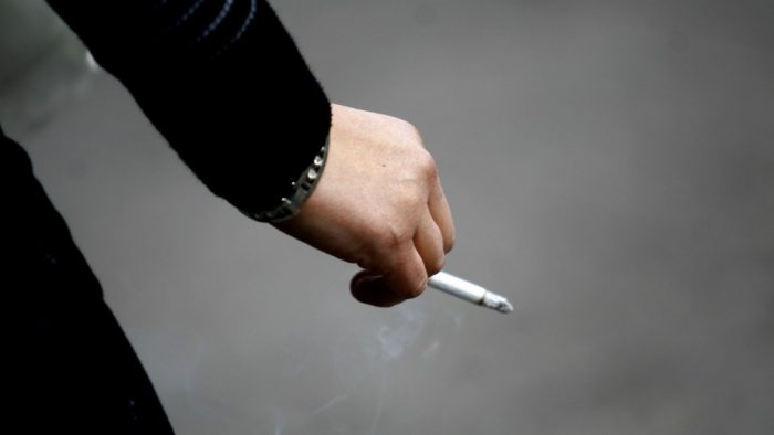 Presentan proyecto que busca multar a quienes arrojen colillas de cigarro al suelo