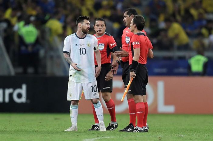 Messi explota contra el arbitraje tras la eliminación de Argentina: “Brasil maneja mucho en la Conmebol” Messi explota contra el arbitraje tras la eliminación de Argentina: