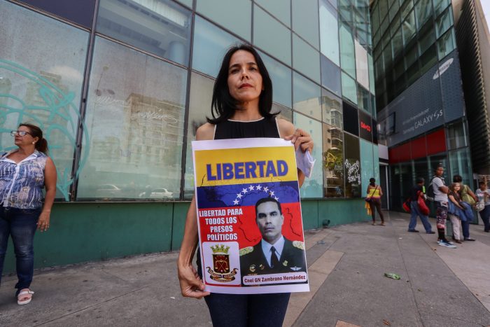 “Presos políticos” de Venezuela protestan tras muerte de militar detenido