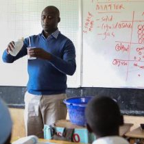 Peter Tabichi, franciscano, científico y el mejor maestro del mundo que busca hacer de sus alumnos ciudadanos globales