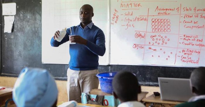 Peter Tabichi, franciscano, científico y el mejor maestro del mundo que busca hacer de sus alumnos ciudadanos globales Peter Tabichi, franciscano, científico y el mejor maestro del mundo que busca hacer de sus alumnos ciudadanos globales
