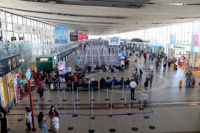 Sernac se lanza contra Latam y otras aerolíneas por tasas de embarque de pasajeros que no viajan: “No corresponde que se queden con dinero de los consumidores”