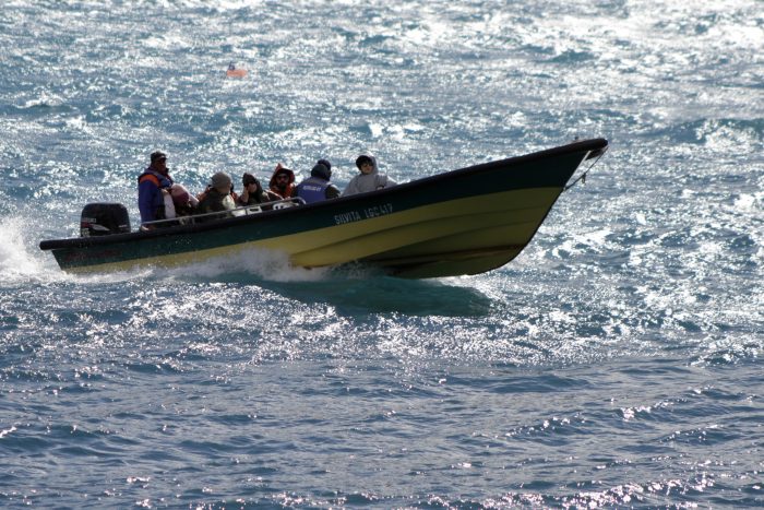 Rescatan a 38 personas tras naufragio que dejó un muerto en Aysén Rescatan a 38 personas tras naufragio que dejó un muerto en Aysén