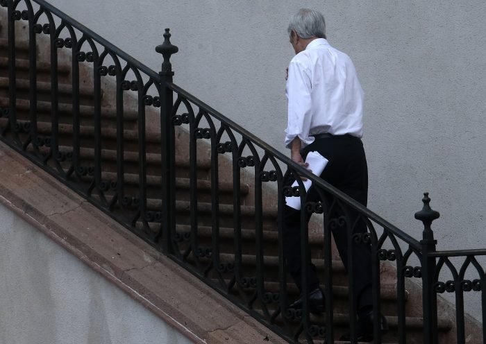 Diputado Ramírez revela secreto de Piñera en medio de críticas por días administrativos: “se ha quedado a dormir” con pijama en La Moneda Diputado Ramírez revela secreto de Piñera en medio de críticas por días administrativos: