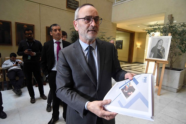 Saffirio pide renuncia de Abbott y Larraín: los acusa de “ocultar” informe sobre menores en el Sename Saffirio pide renuncia de Abbott y Larraín: los acusa de “ocultar” informe sobre menores en el Sename