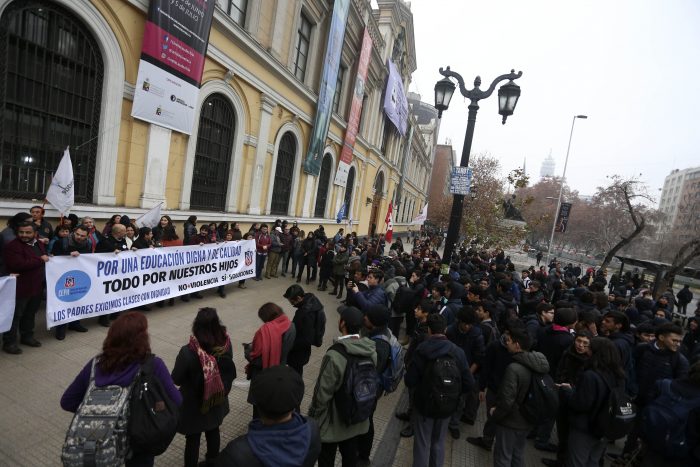 El conflicto no cesa: alumnos del Instituto Nacional realizan protestas en su retorno a clases