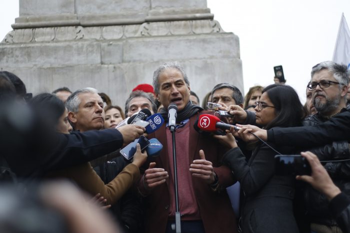 Paro docente: Mineduc cede a medias y Mario Aguilar llama a deponer la movilización Paro docente: Mineduc cede a medias y Mario Aguilar llama a deponer la movilización