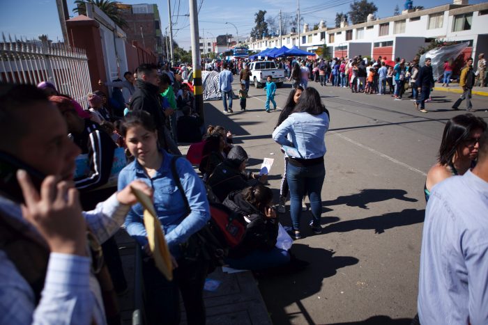 Llegan en bus a Santiago 140 venezolanos que estaban varados en la frontera con Perú Llegan en bus a Santiago 140 venezolanos que estaban varados en la frontera con Perú