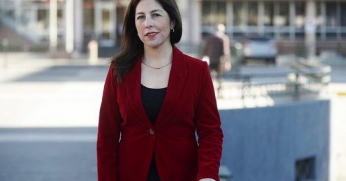 Exconcejala cuñada de diputada Camila Flores se entrega a la policía para cumplir condena por estafas al Fisco Exconcejala cuñada de diputada Camila Flores se entrega a la policía para cumplir condena por estafas al Fisco