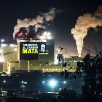 Con proyecciones gigantes sobre termoeléctrica en Puchuncaví, ambientalistas recuerdan a Piñera que “el carbón mata”