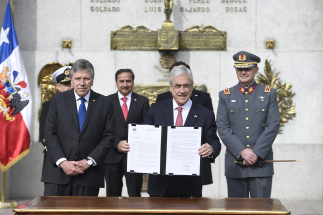 Piñera firma decreto que facilita colaboración de Fuerzas Armadas para combatir el narcotráfico en la frontera Piñera firma decreto que facilita colaboración de Fuerzas Armadas para combatir el narcotráfico en la frontera