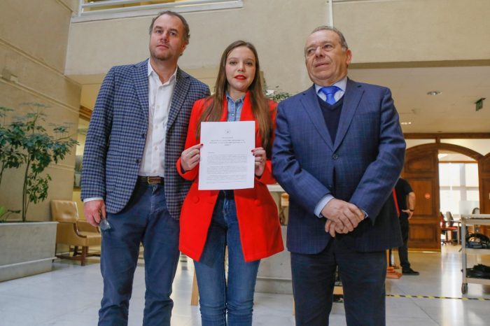 Diputada Camila Flores presenta proyecto para castigar la zoofilia con cárcel Diputada Camila Flores presenta proyecto para castigar la zoofilia con cárcel