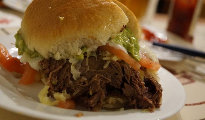 Descubre dónde comer los sándwiches chilenos considerados entre los 100 mejores del mundo