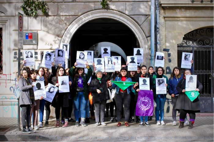 «Interpelamos a la justicia patriarcal»: múltiples organizaciones feministas intervinieron dependencias del Sernameg «Interpelamos a la justicia patriarcal»: múltiples organizaciones feministas intervinieron dependencias del Sernameg