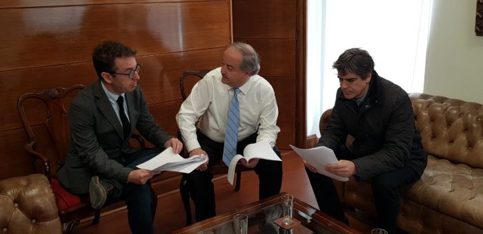 Diputados Silber (DC) y Fuenzalida (RN) pidieron al ministro del Trabajo la clausura de locales de Piccola Italia Diputados Silber (DC) y Fuenzalida (RN) pidieron al ministro del Trabajo la clausura de locales de Piccola Italia
