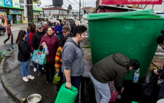 Gobierno llega tarde a la crisis sanitaria en Osorno con ultimátum a empresa dueña del agua: “Tienen plazo hasta el martes” Gobierno llega tarde a la crisis sanitaria en Osorno con ultimátum a empresa dueña del agua: