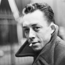 Albert Camus en Chile: a 70 años de la conferencia “El Tiempo de los Asesinos” que dio el Nobel en Santiago en medio de protestas callejeras