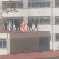 No aprenden: nuevamente un alumno del Instituto Nacional se quema producto de una bomba molotov