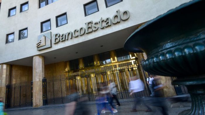 PDI detuvo a dos personas implicadas en incendio a Banco Estado en Providencia