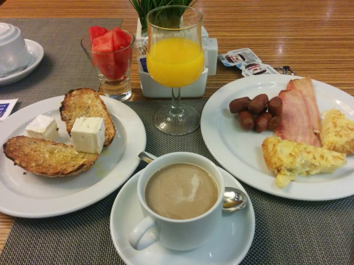 Tomar desayuno mejora el rendimiento académico y aumenta la productividad laboral Tomar desayuno mejora el rendimiento académico y aumenta la productividad laboral