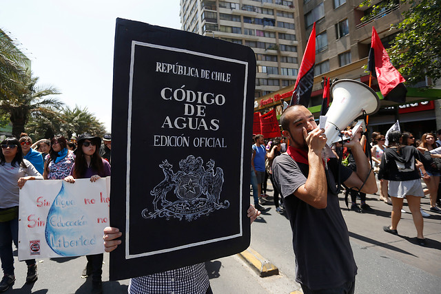 Inserto de grandes gremios empresariales contra cambios al Código de Aguas enciende la polémica: oposición lo califica como “campaña del terror” Inserto de grandes gremios empresariales contra cambios al Código de Aguas enciende la polémica: oposición lo califica como “campaña del terror”