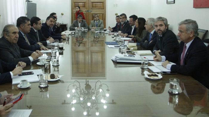 Encuestas y delincuencia: la fórmula cortoplacista de La Moneda que genera resistencia en el oficialismo Encuestas y delincuencia: la fórmula cortoplacista de La Moneda que genera resistencia en el oficialismo