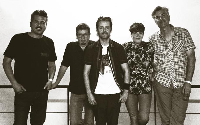 González y los Asistentes lanzan vinilo junto a la poeta Tálata Rodríguez González y los Asistentes lanzan vinilo junto a la poeta Tálata Rodríguez