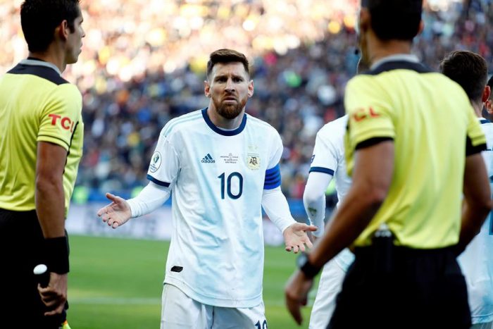 Las razones de la expulsión de Messi y Medel según el acta arbitral Las razones de la expulsión de Messi y Medel según el acta arbitral