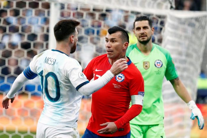 La Roja cayó ante Argentina en un caliente partido marcado por la expulsión de Messi y Medel