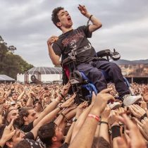 Metalero en silla de ruedas vivió concierto a lo rockstar en España