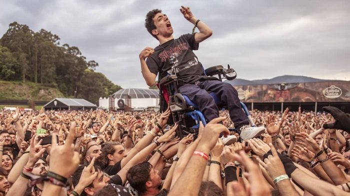 Metalero en silla de ruedas vivió concierto a lo rockstar en España Metalero en silla de ruedas vivió concierto a lo rockstar en España