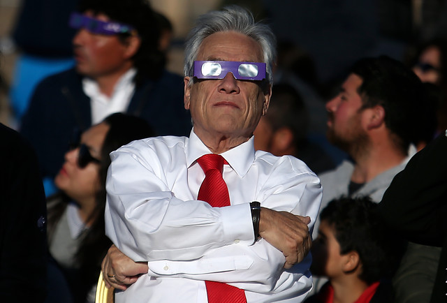 Piñera aprovecha eclipse para pedir poner «en marcha nuestro país» Piñera aprovecha eclipse para pedir poner