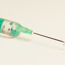 Infectólogo: “Vacunar a diferentes niños con una misma aguja es un importante riesgo para la salud”.