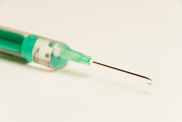 Infectólogo: “Vacunar a diferentes niños con una misma aguja es un importante riesgo para la salud”. Infectólogo: “Vacunar a diferentes niños con una misma aguja es un importante riesgo para la salud”.