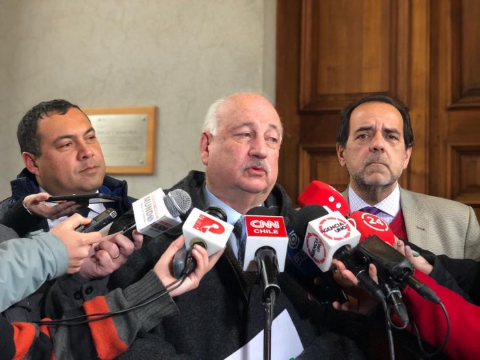 Unidad para el Cambio por toque de queda para menores: “La derecha viste de vanguardismo una receta cavernaria” Unidad para el Cambio por toque de queda para menores: