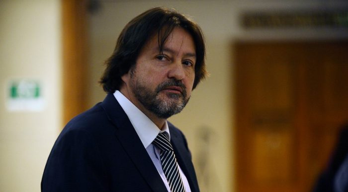 Diputado Tucapel Jiménez golpea la mesa ante acuerdo por pensiones con el Gobierno: “A mí no me pautea Gabriel Silber ni la DC” Diputado Tucapel Jiménez golpea la mesa ante acuerdo por pensiones con el Gobierno: “A mí no me pautea Gabriel Silber ni la DC”