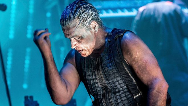 Rammstein: el beso que se dieron sobre el escenario en Moscú los guitarristas de la banda alemana para desafiar a Putin Rammstein: el beso que se dieron sobre el escenario en Moscú los guitarristas de la banda alemana para desafiar a Putin