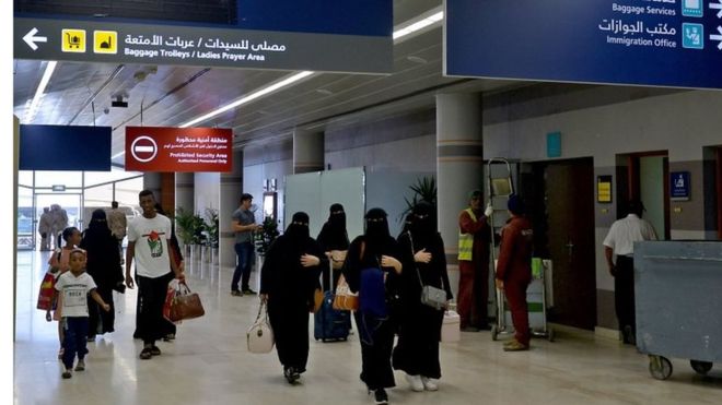 Las mujeres de Arabia Saudita ahora podrán viajar al extranjero sin un guardián masculino Las mujeres de Arabia Saudita ahora podrán viajar al extranjero sin un guardián masculino