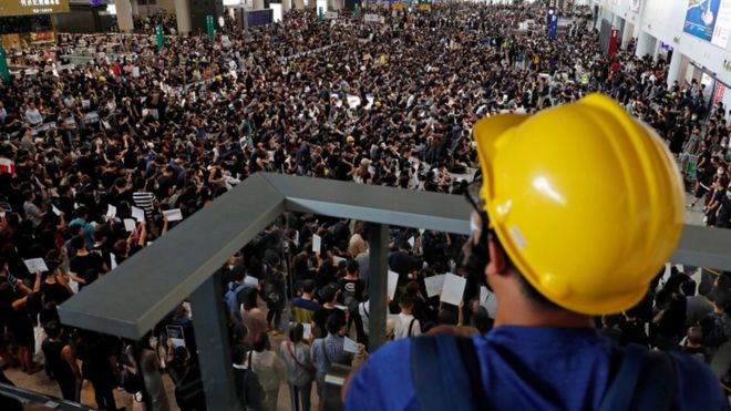 Protestas en Hong Kong: los manifestantes toman el aeropuerto y obligan a cancelar vuelos por segundo día consecutivo Protestas en Hong Kong: los manifestantes toman el aeropuerto y obligan a cancelar vuelos por segundo día consecutivo