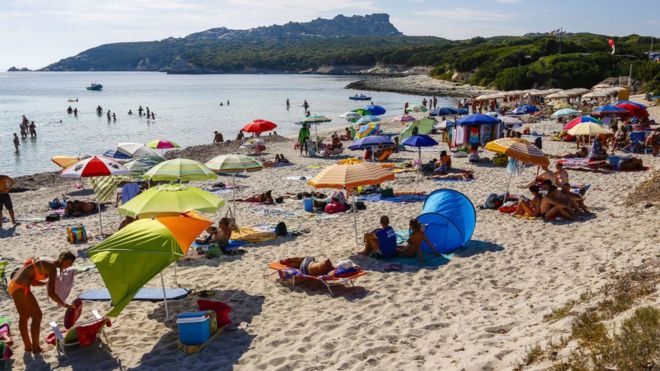 Cerdeña: los turistas que tomaron un “recuerdo” de una playa y ahora enfrentan una pena de prisión en Italia Cerdeña: los turistas que tomaron un