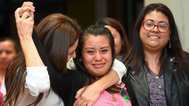 Aborto en El Salvador: absuelven a Evelyn Hernández, la joven que dio a luz a un bebé muerto tras ser violada Aborto en El Salvador: absuelven a Evelyn Hernández, la joven que dio a luz a un bebé muerto tras ser violada