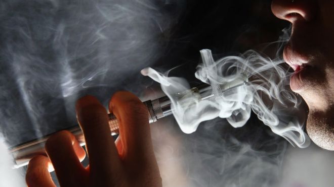 Cigarrillo electrónico: la “inexplicable enfermedad” que causó la primera muerte asociada al uso de vaporizadores Cigarrillo electrónico: la