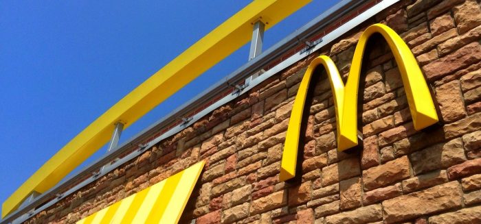 McDonald’s suma y sigue: hombre halla gusano en una hamburguesa de local santiaguino McDonald’s suma y sigue: hombre halla gusano en una hamburguesa de local santiaguino